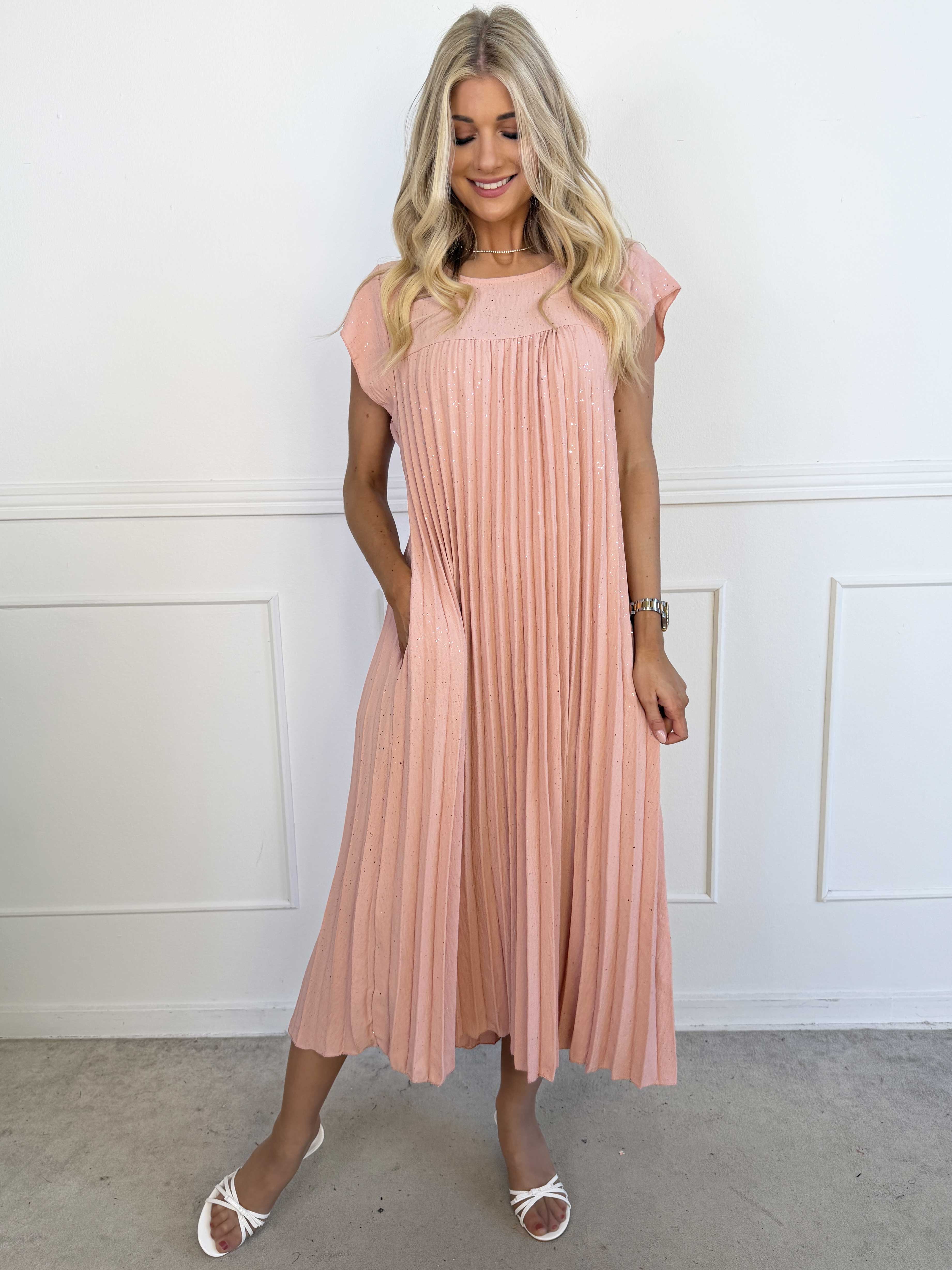 Nancy Glitter - Lang plus size kjole med plisseringer og lommer